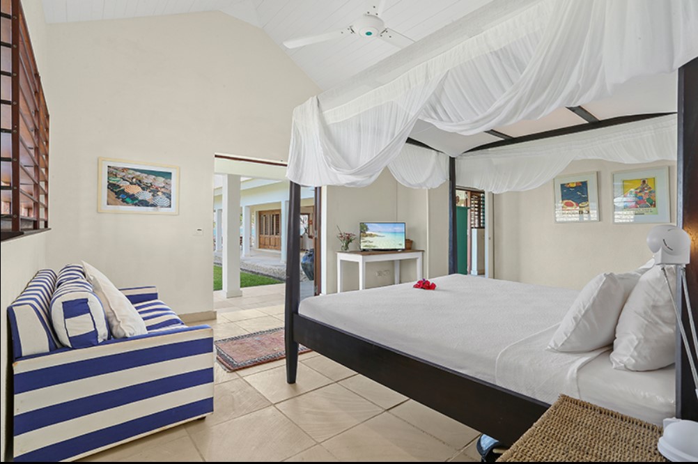 Master bedroom with sea views at Villa Blanc