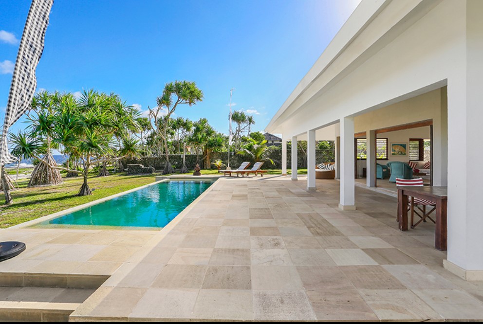 Private infinity pool overlooking the sea at Villa Blanc